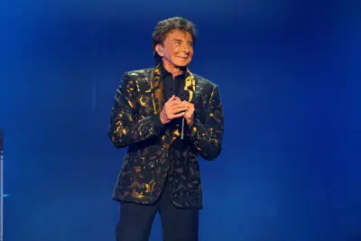 Pop superstar gives it his all for ‘fanilows’ in Oakland