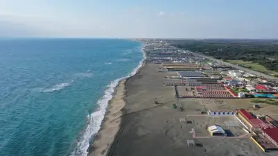 17-year-old British teen dies after beach sand tunnel collapses during family vacation: report