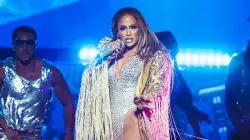 Jennifer Lopez suffers wardrobe malfunction during concert